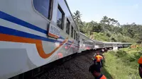 Penumpang kereta api diharap bersabar. KA dengan rute melintasi Garut bakal berjalan lebih pelan dari biasa. (Liputan6.com/Jayadi Supriadin)