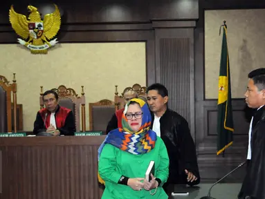 Mantan Anggota komisi VII DPR RI dari F-Partai Hanura, Dewie Yasin Limpo menangis usai menjalani sidang di Pengadilan Tipikor, Jakarta, Senin (13/6). Dewie divonis 6 tahun penjara dan denda Rp200 juta subsider 3 bulan kurungan. (Liputan6.com/Helmi Afandi)