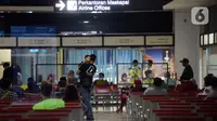 Keluarga penumpang dan kru menunggu informasi di Posko Crisis Center Sriwijaya Air SJ 182, Terminal 2D Bandara Soekarno-Hatta, Tangerang, Banten, Sabtu (9/1/2021). Keluarga penumpang dan kru Sriwijaya Air SJ 182 yang hilang kontak mulai berdatangan ke crisis center. (merdeka.com/Imam Buhori)