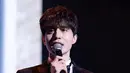 “Sejujurnya, aku ragu untuk mengatakan ini pada fans karena aku ingin terlihat baik-baik saja. namun aku hanya manusia biasa yang tak bisa terus seperti ini,” tambah Lee Dong Wook. (Instagram/leedongwook_official)