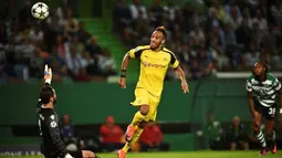 Pierre-Emerick Aubameyang saat mencetak gol pertama Borussia Dortmund ke gawang Sporting CP dalam laga Grup F Liga Champions di Stadion Jose Alvalade, Lisbon, Rabu (19/10/2016) dini hari WIB. (AFP/Patricia De Melo Moreira)