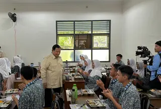 Presiden Prabowo Subianto tinjau hasil revitalisasi sekolah di SMAN 1 Cilacap di Desa Conan, Jawa Tengah, Rabu (29/4/2026). (Liputan6.com/Lizsa Egaham)