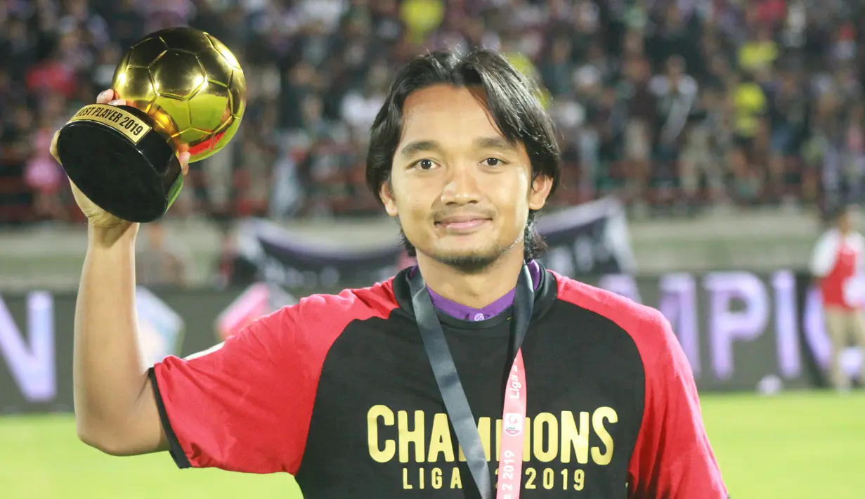 Gelandang Persik Kediri, Taufiq Febriyanto, berhasil mendapatkan gelar pemain terbaik Liga 2 2019 usai melawan Persita Tangerang di Stadion Kapten I Wayan Dipta, Bali, Senin (25/11), Persik menang 3-2 atas Persita. (Bola.com/Gatot Susetyo)