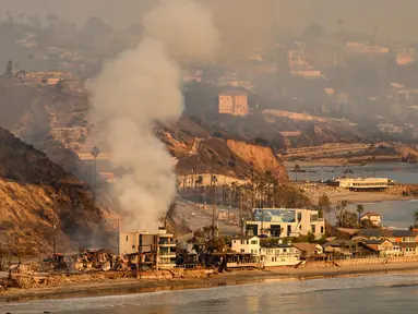 Dalam foto yang diambil dari helikopter ini, memperlihatkan kondisi rumah-rumah terbakar di Pacific Coast Highway saat kebakaran Palisades di Malibu, California, pada tanggal 9 Januari 2025. (JOSH EDELSON/AFP)