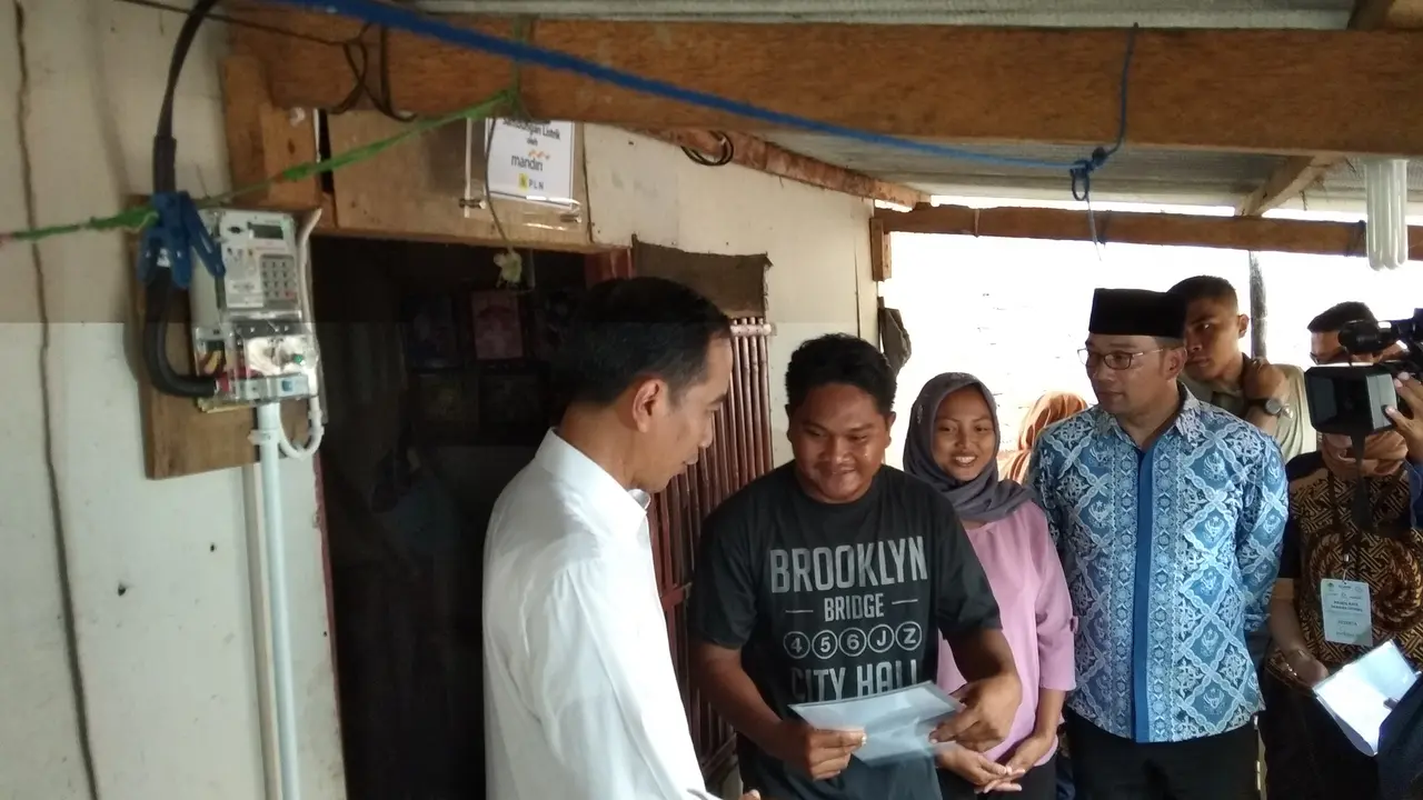 Presiden Joko Widodo (Jokowi) kembali meresmikan program penyambungan listrik gratis kepada warga tidak mampu di Jawa Barat. Liputan6.com/Ilyas