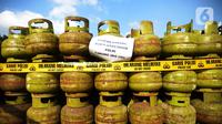 Tabung gas terlihat saat gelar perkara kasus penyalahgunaan LPG bersubsidi  dengan cara menyuntikkan gas 3 kilogram bersubsidi ke tabung gas ukuran 5,5 kilogram, 12 kilogram, dan 50 kilogram di Jakarta, Jumat (15/7/2022). (merdeka.com/Imam Buhori)