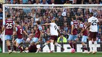Pemain Manchester City, Erling Haaland, mencetak gol ke gawang Burnley pada laga pekan perdana Premier League di Stadion Turf Moor, Sabtu (12/8/2023). City menang dengan skor 3-0. (AFP/Darren Staples)