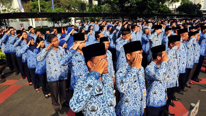 Upacara peringatan Hari Ibu ke-86 itu diikuti seluruh jajaran PNS di Kementerian Dalam Negeri, Jakarta, Senin (22/12/2014). (Liputan6.com/Johan Tallo)