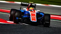 Pebalap Manor Racing asal Indonesia, Rio Haryanto, berada di posisi ke-21 latihan bebas pertama F1 GP Spanyol di Sirkuit Catalunya, Spanyol, Jumat (13/5/2016). (Bola.com/Twitter/FOXsportF1)