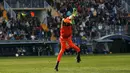 Kiper Malaga, Carlos Kameni, melakukan selebrasi saat laga melawan Real Madrid pada laga La Liga Spanyol di Stadion La Rosaleda, Minggu (21/2/2016). (Reuters/Jon Nazca)