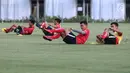 Pemain timnas Laos melakukan pemanasan jelang latihan resmi babak penyisihan sepak bola grup A Asian Games 2018 di Lapangan B, Kompleks GBK, Jakarta, Kamis (16/8). Laos akan menantang timnas Indonesia, Jumat (17/8). (Liputan6.com/Helmi Fithriansyah)