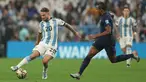 Gelandang Argentina, Alexis Mac Allister (kiri) berusaha melewati bek Prancis, Jules (kanan) selama pertandingan sepak bola final Piala Dunia Qatar 2022 di Stadion Lusail di Lusail, utara Doha pada 18 Desember, 2022. (AFP/Adrian Dennis)