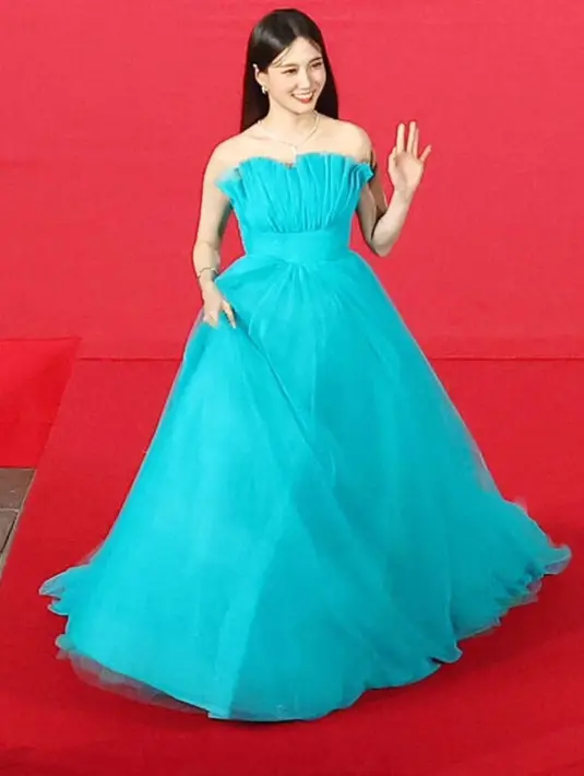 Park Eun Bin tampil bak princess mengenakan tulle gaun off shoulder berstruktur warna biru dari Monique Lhuillir seharga Rp93,7 jutaan dilihat dari Instagram @kfashionin. [@fairyangbusan]
