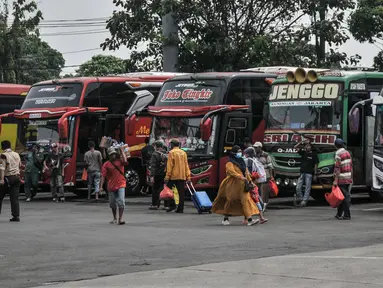 Bus antarkota antarprovinsi (AKAP) saat menunggu jadwal keberangkatan di Terminal Bus Tanjung Priok, Jakarta, Selasa (18/4/2023). (merdeka.com/Iqbal S. Nugroho)