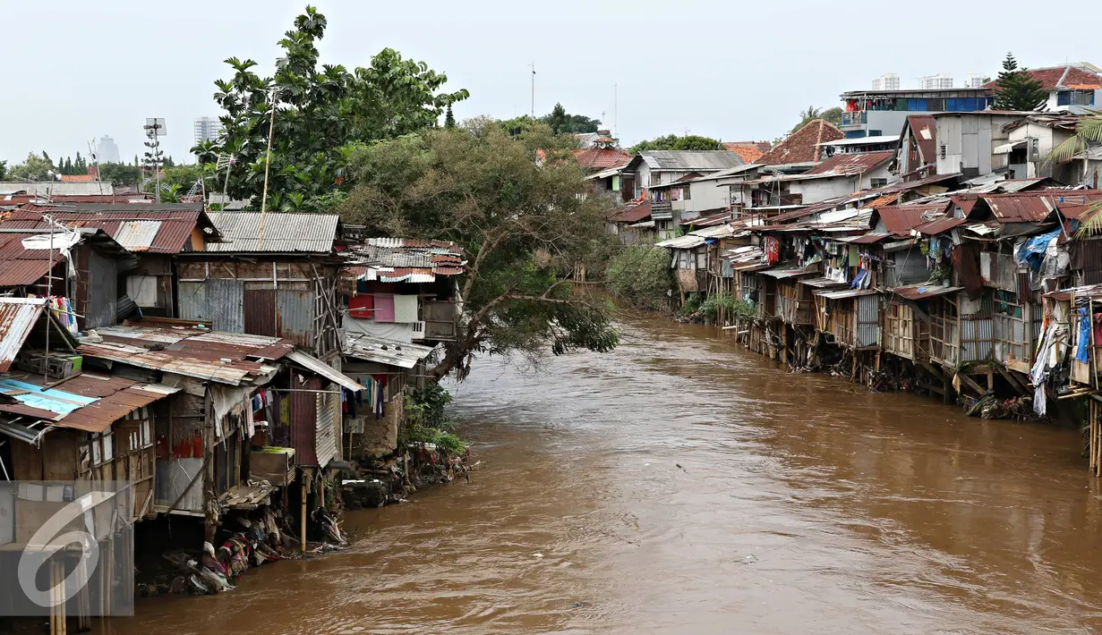 Bangunan kumuh semi permanen berjejer di bantaran Kali Ciliwung, Jakarta, Rabu (20/1). Tahun 2016 ini, Pemprov DKI Jakarta menargetkan akan melakukan penggusuran pemukiman kumuh sebanyak mungkin di Ibu Kota. (Liputan6.com/Immanuel Antonius)