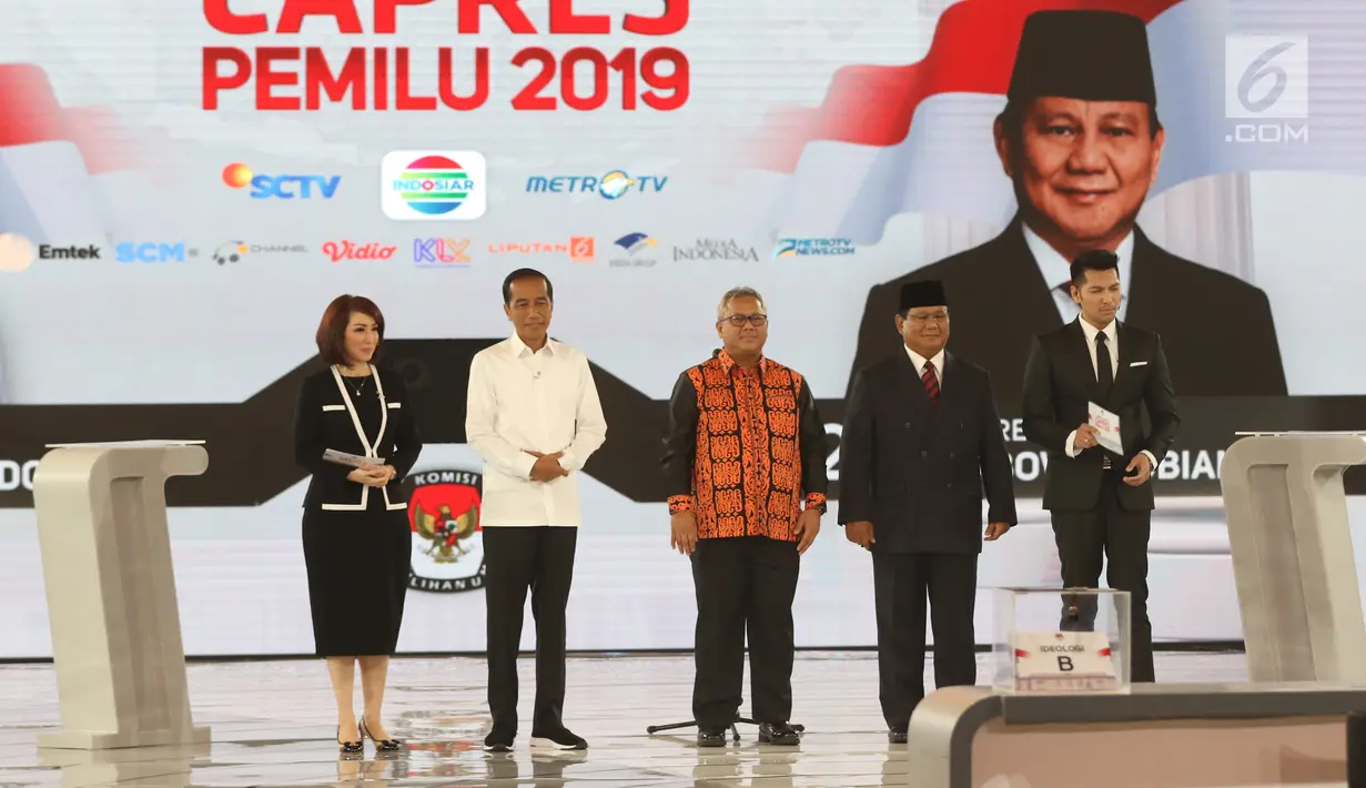 Capres nomor urut 01 Joko Widodo (dua kiri) beserta capres nomor urut 02 Prabowo Subianto (dua kanan) didamping Ketua KPU Arief Budiman dan moderator Retno Pinasti serta Zulfikar Naghi saat mengikuti debat keempat Pilpres 2019 di Hotel Shangri-La, Jakarta, Sabtu (30/3). (Liputan6.com/JohanTallo)