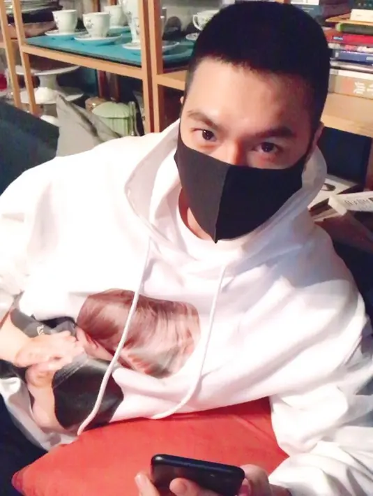 Pada postingan foto itu, Lee Min Ho terlihat mengenakan hoodie warna putih dengna gambar anak di bagian tengahnya. Sayangnya, ia memilih untuk menutup wajah tampannya dengan masker hitam. (Foto: instagram.com/actorleeminho)
