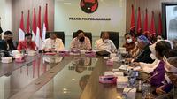 Fraksi PDIP di DPR menemui perwakilan organisasi kesehatan, Senin (28/11/2022). (Liputan6.com/ Delvira Hutabarat)