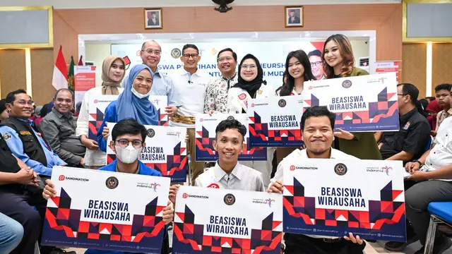 Menteri Pariwisata dan Ekonomi Kreatif (Menparekraf) Sandiaga Uno memberikan motivasi sekaligus beasiswa kepada mahasiswa berprestasi di Surabaya, Jawa Timur, Kamis (25/5/2023).
