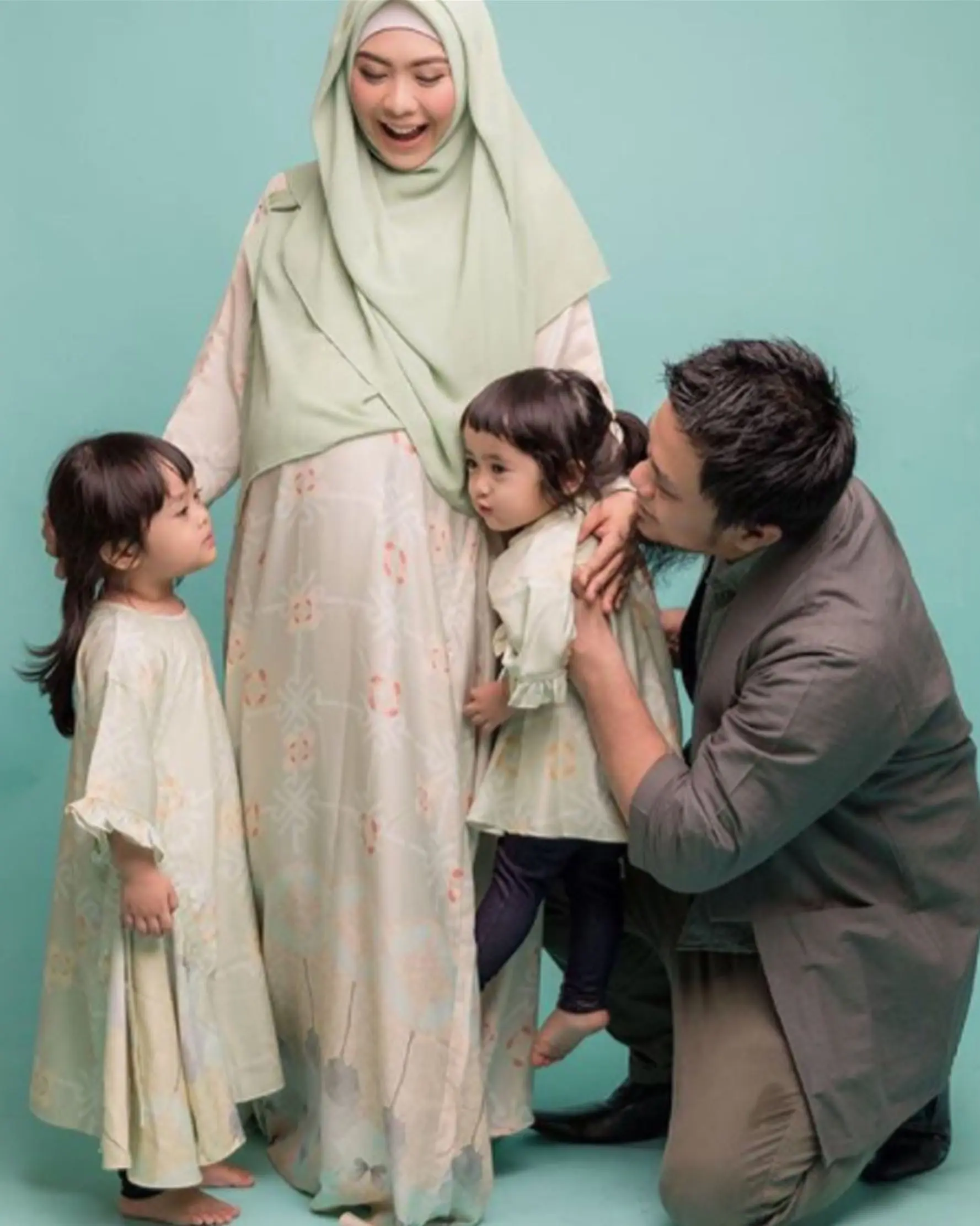 Oki Setiana Dewi dan Ory Vitrio bersama dua putrinya. (Instagram Oki Setiana Dewi/Diera Bachir)