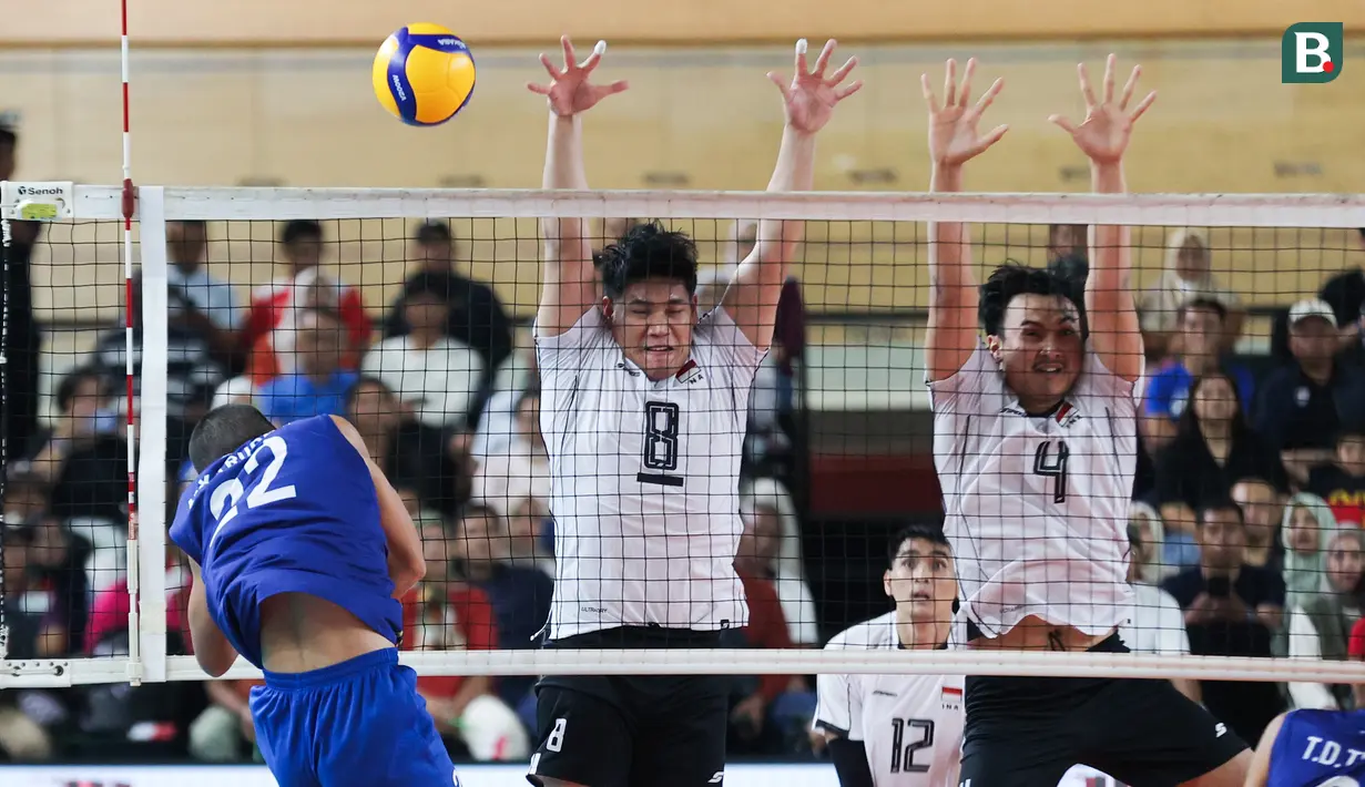 Jasen Natanael dan Hendra Kurniawan mencoba memblok bola dari pemain Vietnam di laga lanjutan leg 2 SEA V League 2025 di Jakarta International Velodrome, Jakarta, Indonesia, Kamis (17/07/2025) malam WIB.