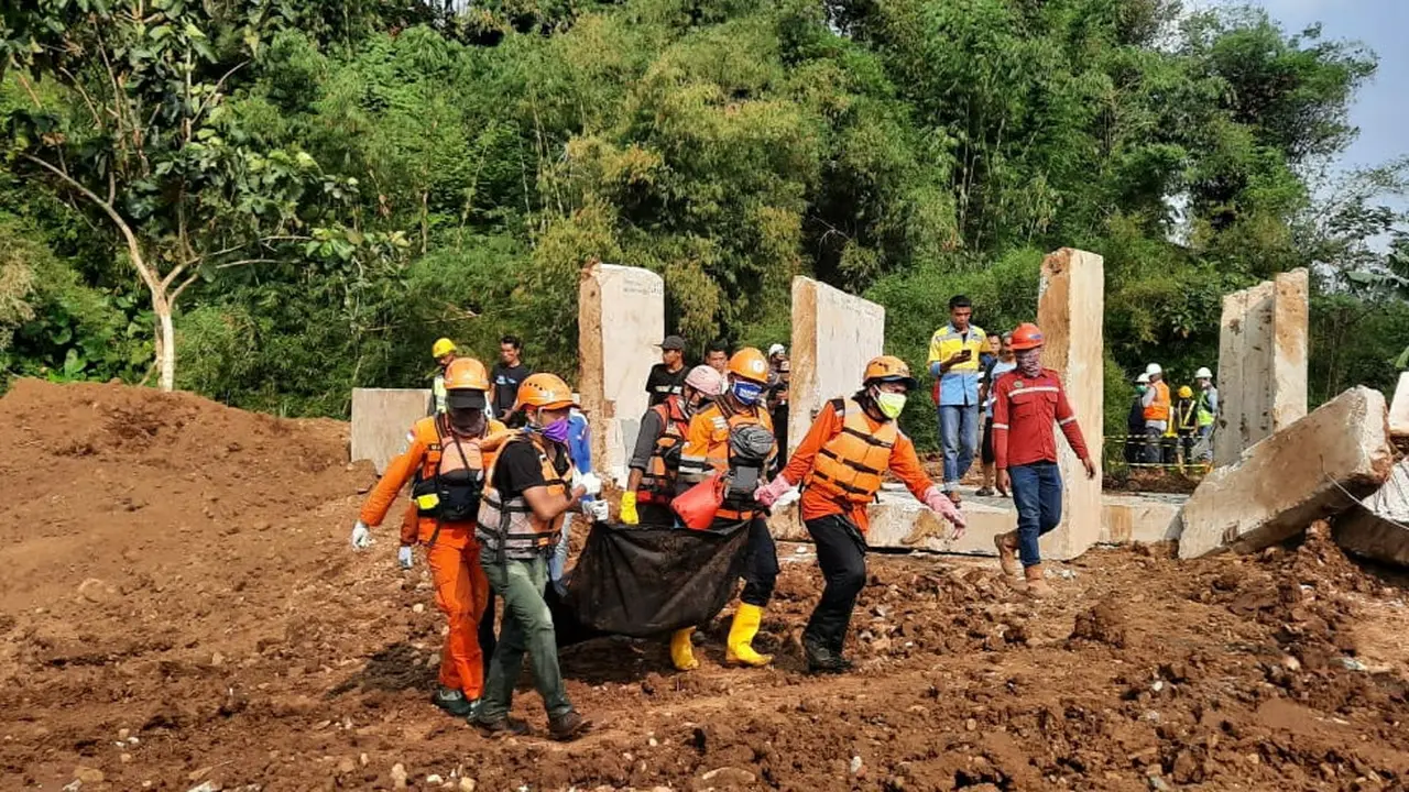 Tim SAR membawa jenazah korban meninggal dunia dalam bencana banjir bandang di Cicurug, Sukabumi.