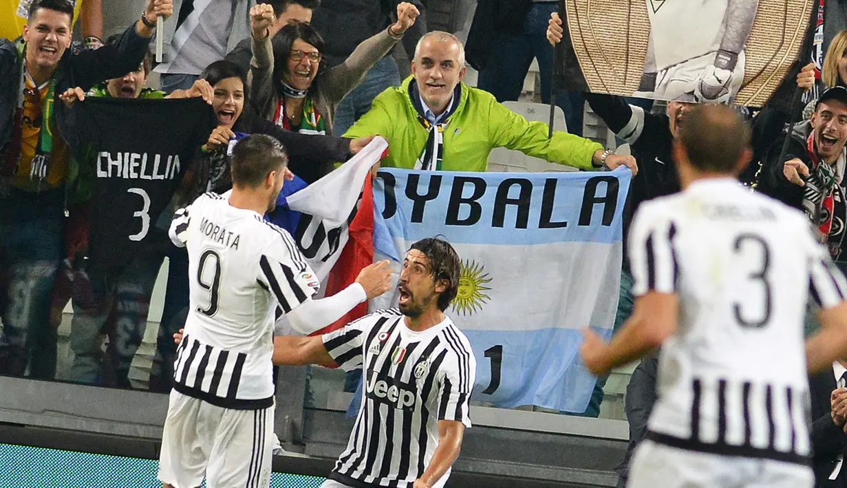 Pemain Juventus Samir Khedira merayakan gol bersama rekannya dalam lanjuta Liga Serie A di Juventus Stadium,Turin, Senin (05/102015). Juventus menang 3-1.(EPA/Di Marco)