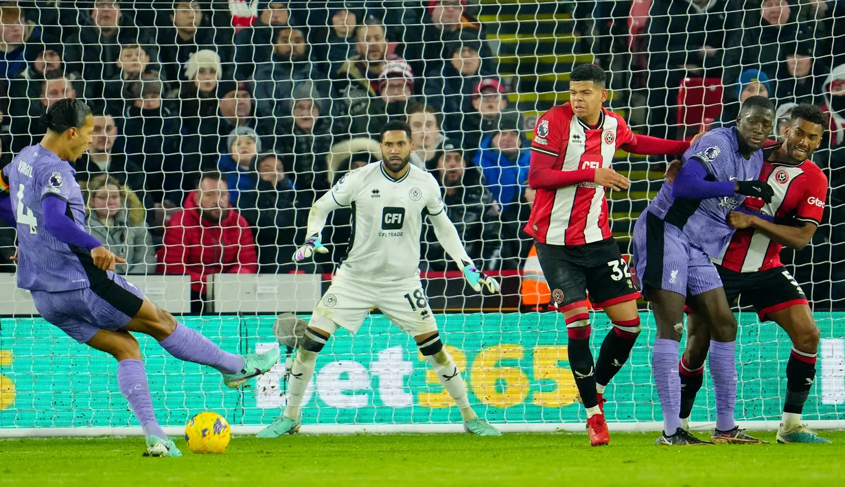 Berawal dari skema sepak pojok, Liverpool mencetak gol pada menit ke-36 lewat tendangan Virgil van Dijk yang tak terkawal di depan gawang. (AP Photo/Jon Super)