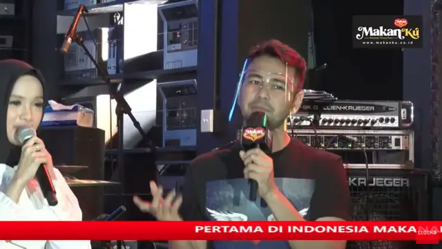 Nisaku saat tampil di konser Tribute to Dewa 19