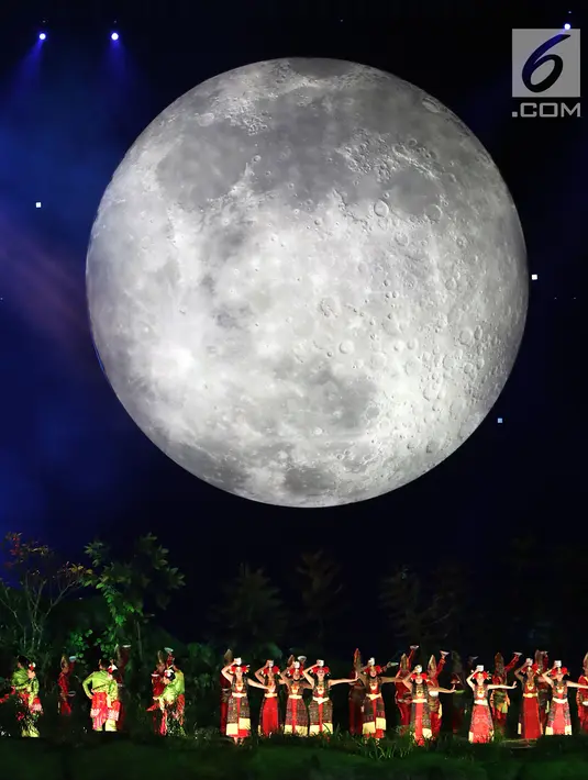 Penari membawakan Tari Piring saat pembukaan Asian Games 2018 di Stadion Gelora Bung Karno, Senayan, Jakarta, Sabtu (18/8). (Liputan6.com/Fery Pradolo)