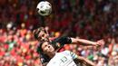 Bek Belgia, Jan Vertonghen, duel udara dengan gelandang Irlandia, Jeffrey Hendrick, pada laga Grup E Piala Eropa 2016. Kemenangan ini membuat peluang Belgia lolos ke 16 besar kembali terbuka. (AFP/Nicolas Tucat)