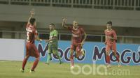 Pemain PSM Makassar, Reinaldo Da Costa, melakukan selebrasi usai mencetak gol ke gawang PS TNI pada laga Liga 1 Indonesia di Stadion Pakansari, Bogor (15/05/2017). PS TNI menang 2-1. (Bola.com/M Iqbal Ichsan)