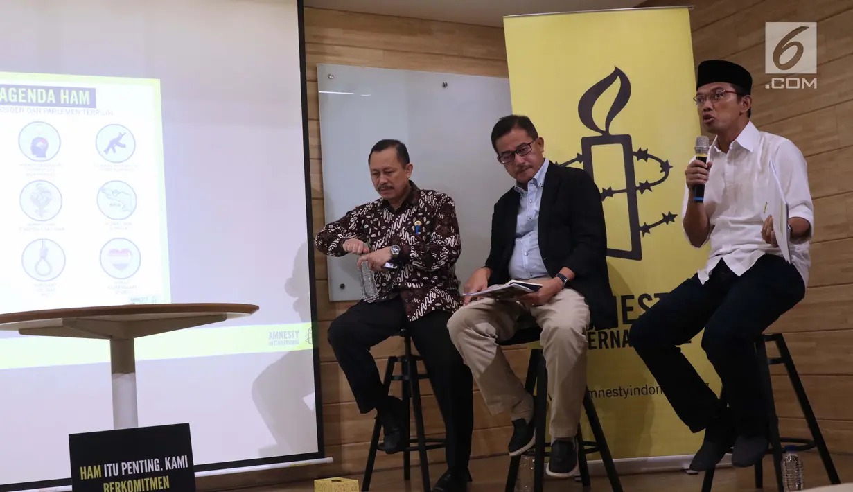 Direktur Relawan TKN Jokowi Amin, Maman Imanulhaq (kanan) bersama Direktur Relawan BPN Prabowo-Sandiaga, Ferry Mursyidan Baldan memberi tanggapan usai menerima 9 Agenda Prioritas HAM dari Amnesty International di Jakarta, Senin (15/4). (Liputan6.com/Helmi Fithriansyah)