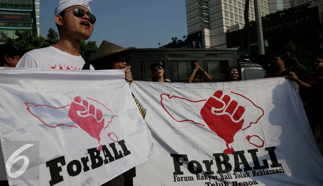 Sejumlah aktivis yang tergabung dalam Forum Rakyat Bali Tolak Reklamasi (ForBALI) melakukan aksi unjuk rasa di kawasan Hari Bebas Kendaraan Bemotor di Jalan Jenderal Sudirman, Jakarta, Minggu (4/9). (Liputan6.com/Johan Tallo)