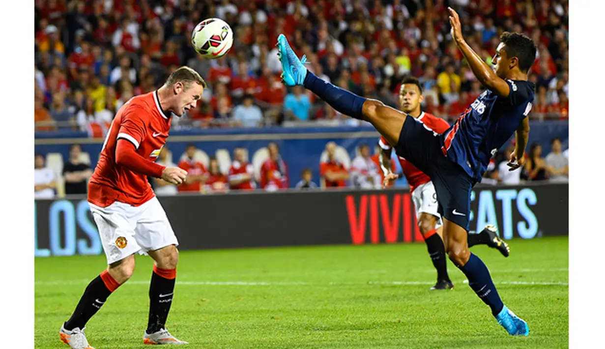  Pemain Manchester United, Wayne Rooney berusaha menyundul bola saat dihadang pemain PSG, Marquinhos pada pada laga International Champions Cup 2015 di Soldier Field, AS, Kamis (30/7) pagi WIB. (USA Today Sports/Reuters/Mike Di Novo)