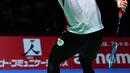 Tunggal putra Indonesia, Jonatan Christie mengembalikan kok ke tunggal putra Denmark, Jan O Jorgensen dalam babak semifinal Jepang Terbuka 2019  di Tokyo (27/7/2019). Jonatan Christie melaju ke final setelah menang 21-14 dan 21-14 atas Jan O Jorgensen. (AFP Photo/Toshifumi Kitamura)