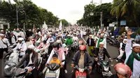 Ribuan umat muslim memenuhi ruas jalan Medan Merdeka Timur untuk melakukan aksi di depan Balai Kota Jakarta, Jumat (14/10). Mereka mendesak Gubernur DKI Jakarta, Basuki Tjahaja Purnama mundur. (Liputan6.com/Hemi Fithriansyah)