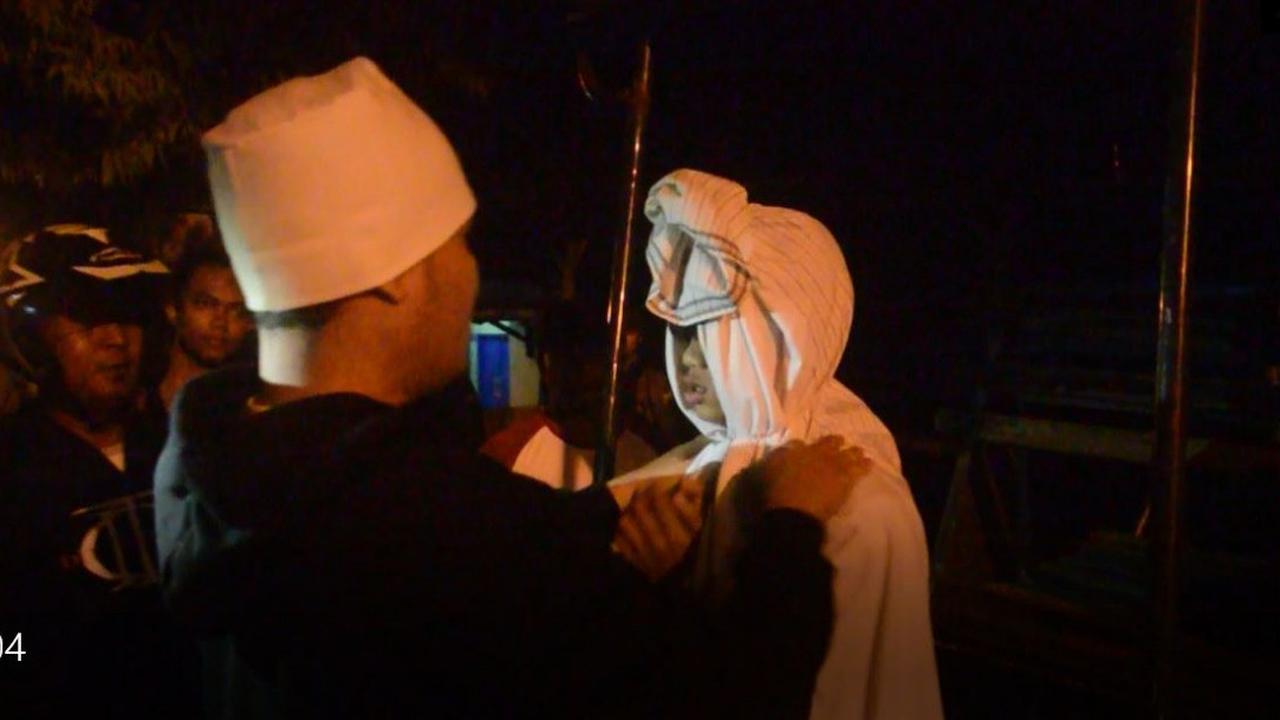 Hantu pocong jadi-jadian ditangkap polisi Pemalang. (Foto: Liputan6.com/Polres Pemalang/Muhamad Ridlo)