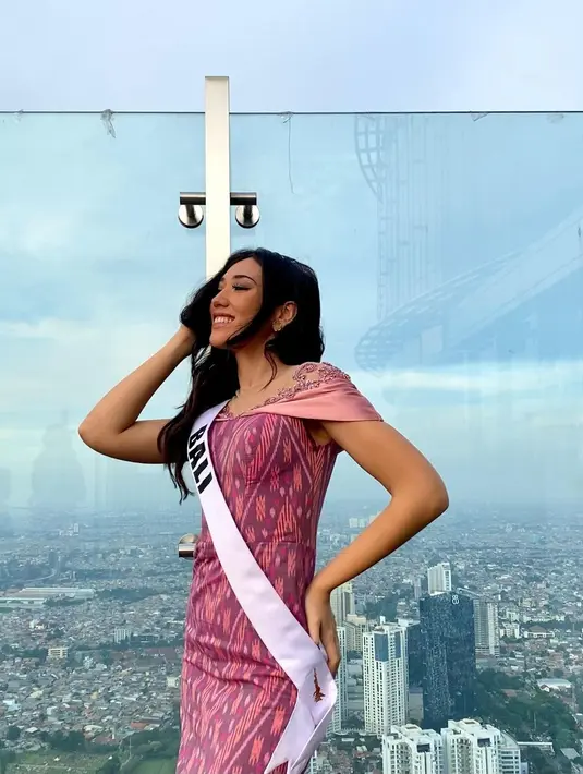 <p>Laksmi Shari berhasil menyisihkan dua kandidat Puteri Indonesia lain yang masuk ke tiga besar, yaitu Cindy May Mc Guire dari DKI Jakarta 5 dan Adinda Chresheilla dari Jawa Timur. Foto: Instagram.</p>