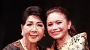 Rossa yang mengenakan atasan baju motif batik duduk berdampingan dengan penyanyi legendari, Titiek Puspa yang mengenakan baju hitam bordir emas. [@itsrossa910]