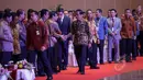 Presiden Jokowi bersalaman dengan Menkumham Yasonna Laoly saat menghadiri pembukaan Asosiasi Pemerintah Kabupaten Seluruh Indonesia (APKASI) International Trade and Investment Summit 2015 di Jakarta, Rabu (13/5). (Liputan6.com/Faizal Fanani) 