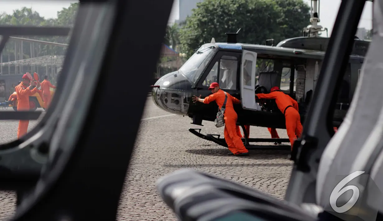 Sejumlah anggota TNI mempersiapkan armada helikopter di halaman silang Monas, Jakarta, Rabu, (10/12/2014). (Liputan6.com/Faizal Fanani)