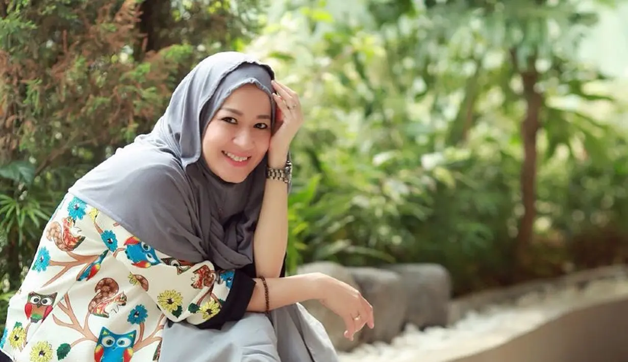 Potret Lawas Okie Agustina di Awal Berhijab. (Sumber: Instagram/okieagustina_)