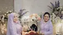 Iriana Jokowi terlihat cantik memesona dibalut kebaya ungu dengan veil sheer yang menutupi rambutnya. [Foto: Instagram/erinagudono]
