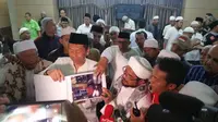 Ketua DPD Front Pembela Islam (FPI) DKI Jakarta Muchsin Alatas beri penjelasan terkait mobil terbakar di pengajian FPI, di Jakarta, Minggu (16/4/2017). (Liputan6.com/Nanda Perdana Putra)