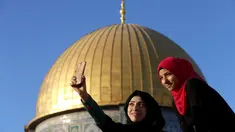 Salma Salame (kiri) dari kota Arab berfoto selfie dengan temannya di depan kubah Ash-Shakhrah di area Masjid Al-Aqsa, Yerusalem, 29 Juni 2015. (REUTERS/Ammar Awad)