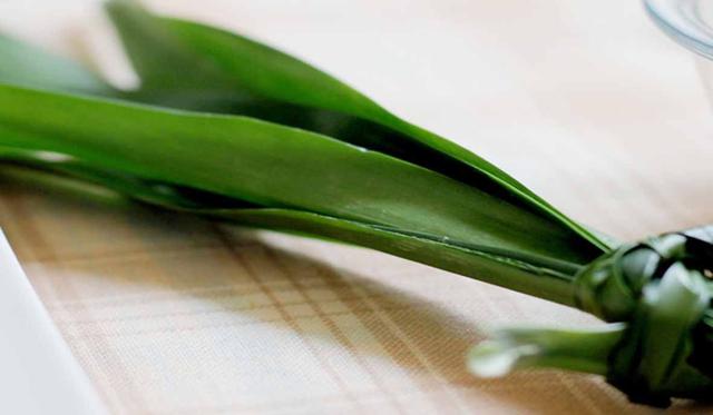 3. Membuat Ikatan Daun Pandan dan Digantung