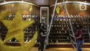 Karyawan memasang ornamen untuk mempercantik toko jelang bulan suci Ramadhan di Pasar Baru, Jakarta, Rabu (9/3/2022). Selain untuk mempercantik toko, pemasangan ornamen juga untuk menarik perhatian pengunjung atau warga yang hendak berbelanja ke toko tersebut. (Liputan6.com/Johan Tallo)