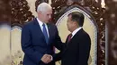 JK sambut hangat kunjungan Wapres AS di Istana Wakil Presiden, Jakarta, Kamis (20/4). Usai bertemu Presiden Jokowi, Mike Pence menemui Wapres JK untuk membahas lima bidang kerja sama bilateral strategis. (AP Photo/Achmad Ibrahim/Pool)