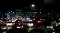 Ribuan kendaraan memadati gerbang Tol Ciawi menuju Jakarta. 